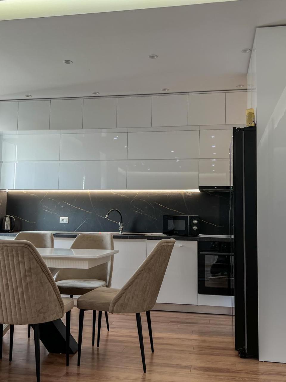 Lux Apartment At Arlis Tiranë Luaran gambar