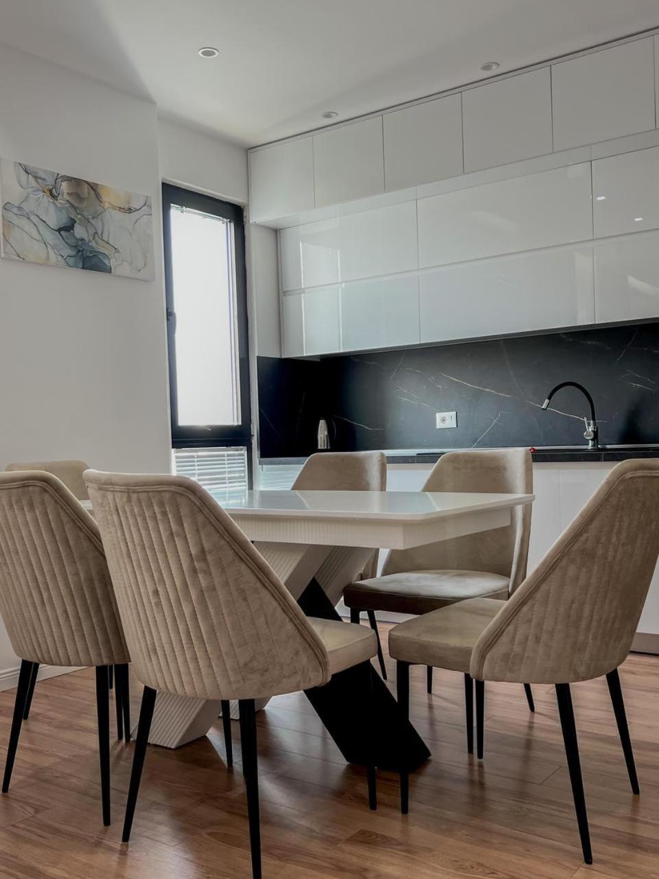 Lux Apartment At Arlis Tiranë Luaran gambar