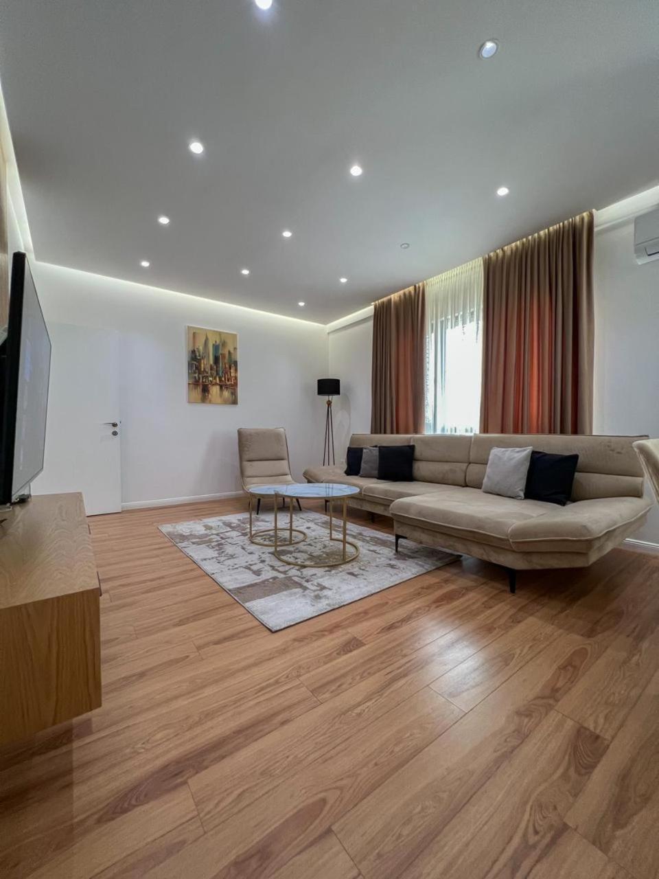 Lux Apartment At Arlis Tiranë Luaran gambar