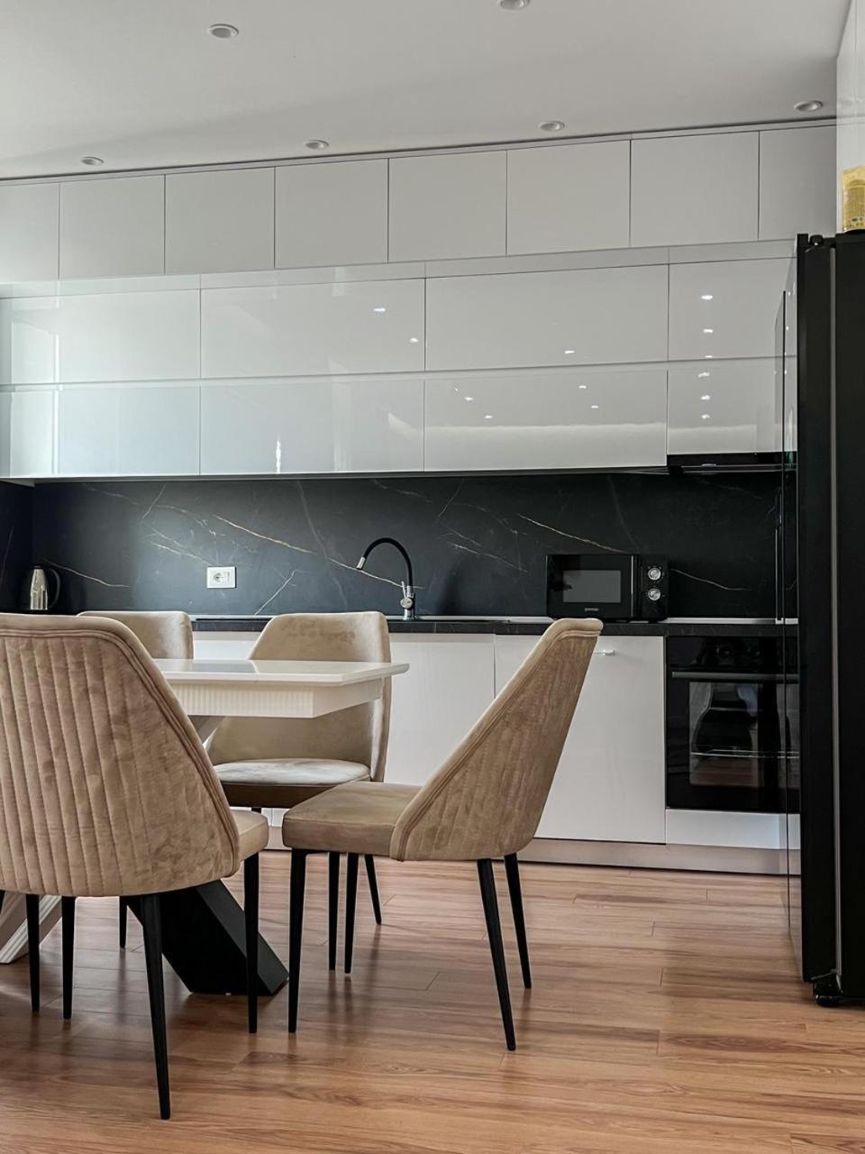 Lux Apartment At Arlis Tiranë Luaran gambar
